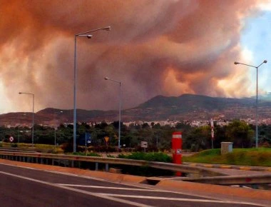 Εκκενώνονται χωριά και οικισμοί στην Κορινθία - Ξέμειναν από αεροσκάφη - Η φωτιά κατεβαίνει προς τα διυλιστήρια